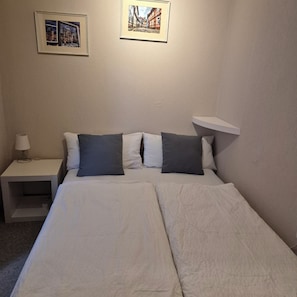 2 bedrooms, iron/ironing board, travel cot, free WiFi
