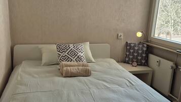 2 habitaciones, tabla de planchar con plancha y cuna de viaje