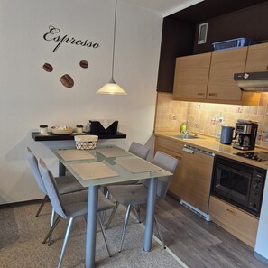 Fridge, microwave, oven, stovetop - Vacation apartment "Amina" in Hahnenklee (Goslar)