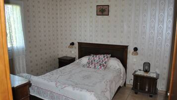 2 bedrooms, iron/ironing board, bed sheets