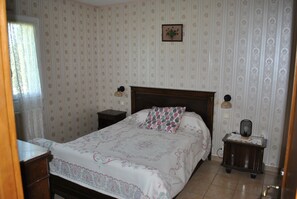 2 bedrooms, iron/ironing board, bed sheets - Village house with small garden (Entraigues-sur-la-Sorgue)