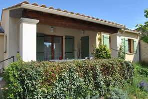 Exterior - Village house with small garden (Entraigues-sur-la-Sorgue)