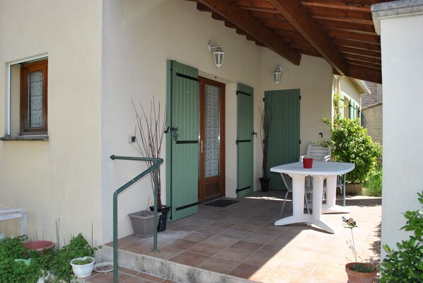 Outdoor dining - Village house with small garden (Entraigues-sur-la-Sorgue)