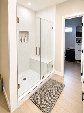Shower, hair dryer, towels, soap - Beautiful 3-Beds Apartment in Mission with WIFI; Safe & Spacious Stay (Mission)