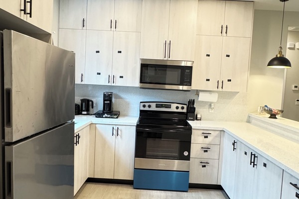 Køleskab, mikrobølgeovn, ovn, kogeplade