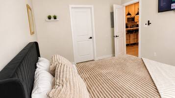 3 bedrooms, in-room safe, desk, iron/ironing board