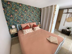 1 slaapkamer, een strijkplank/strijkijzer, reisbedje, wifi