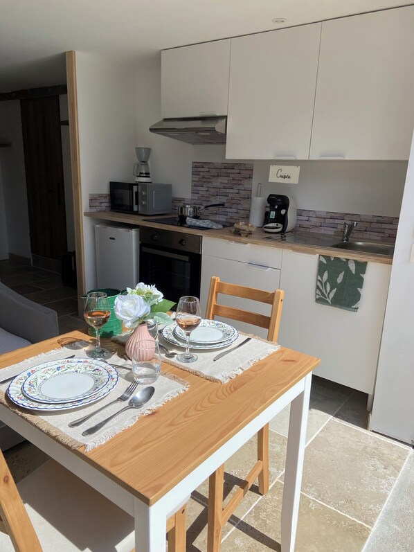 Een koelkast, een microgolfoven, een oven, een kookplaat