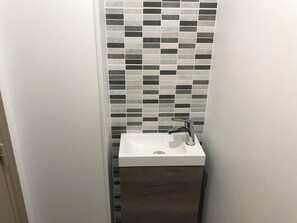 Shower, towels, toilet paper