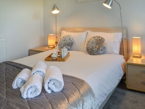 2 bedrooms, free WiFi, bed sheets - A beautifully styled apartment, perched on the banks of the River Camel. (Wadebridge)