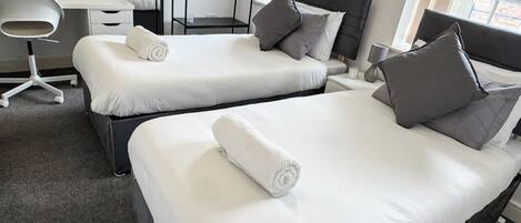 2 habitaciones, escritorio y tabla de planchar con plancha