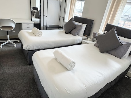 2 bedrooms, desk, iron/ironing board, travel cot. EDYN Luxe Duplex|PS5 |Free Parking| Fast WiFi |10 mins from Nottingham Station