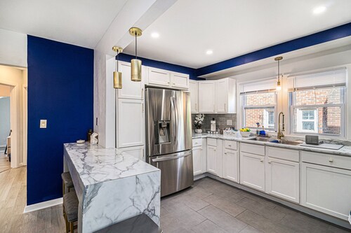 Super Lux Lower Level Duplex - 
10 mins from Downtown