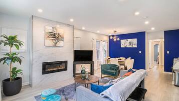 TV connectée, cheminée, livres