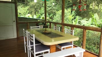 屋外ダイニングエリア