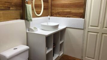 Suihku, hiustenkuivaaja, pyyhkeet, vessapaperi