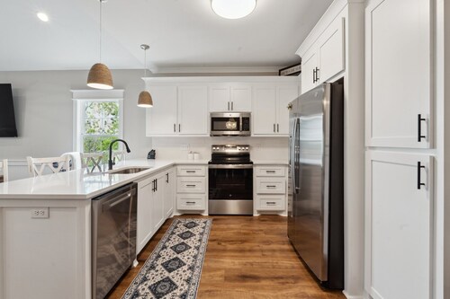 Spacious new 4-bedroom house on a deep water canal in tranquil Bay St. Louis, MS