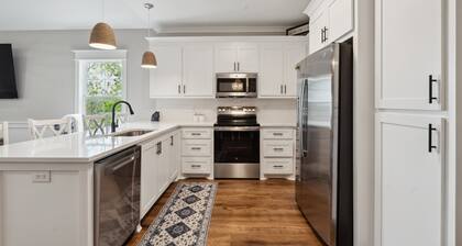 Spacious new 4-bedroom house on a deep water canal in tranquil Bay St. Louis, MS