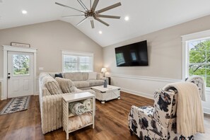 Smart TV - Spacious new 4-bedroom house on a deep water canal in tranquil Bay St. Louis, MS (Bay St. Louis)