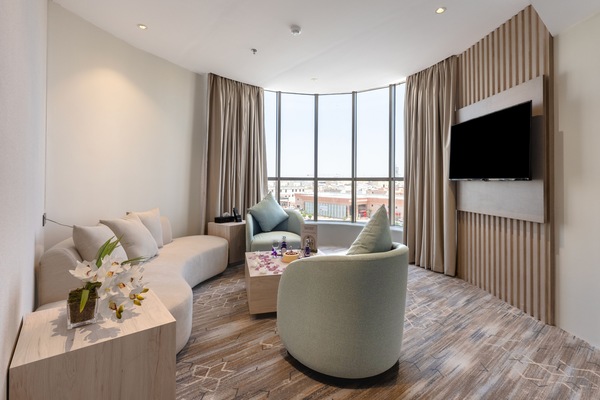 Deluxe Studio Suite, 1 King Bed | In-room safe, laptop workspace, blackout drapes, iron/ironing board