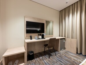 Room, 1 King Bed | In-room safe, laptop workspace, blackout curtains, iron/ironing board - Amriya Hotel (Madinah)