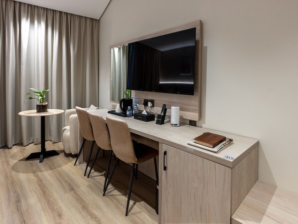 Phòng Deluxe, nhiều giường, trang thiết bị hỗ trợ người có khó khăn khi di chuyển | Két bảo mật tại phòng, khu vực làm việc phù hợp cho laptop 