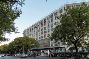 A multi-story hotel with a modern facade, large windows, and a flat roof. - 7 Days Inn (Beijing South Railway Station Jiaomen West Subway Station Branch) (Beijing)