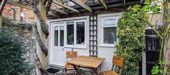 2 bedroom accommodation in Lechlade-on-Thames