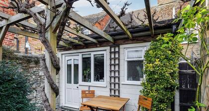 2 bedroom accommodation in Lechlade-on-Thames