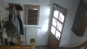 A wooden staircase with a handrail, a radiator, and a window with blinds. - Vacation apartment no. 2, town center, Randersacker (Randersacker)