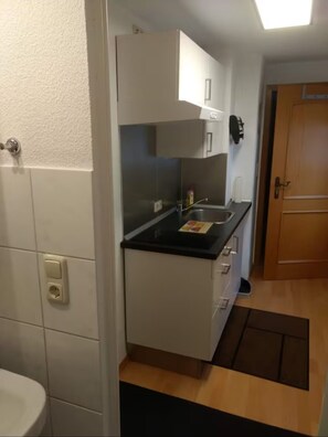 Jääkaappi, mikroaaltouuni, liesi, kahvin-/teenkeitin