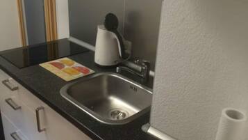 Køleskab, mikrobølgeovn, kogeplade, kaffe-/temaskine