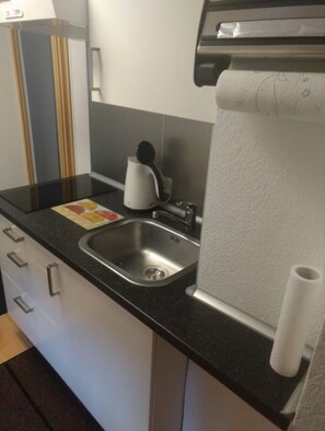 Frigorífico, microondas, placa de cocina y cafetera o tetera