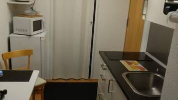 Køleskab, mikrobølgeovn, kogeplade, kaffe-/temaskine