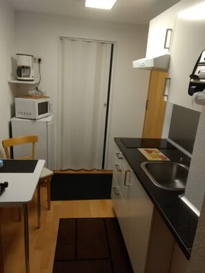 Frigorífico, microondas, placa de cocina y cafetera o tetera