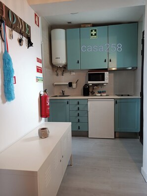 Kühlschrank, Mikrowelle, Herdplatte, Wasserkocher mit Kaffee-/Teezubehör