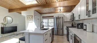 Highland Park Family Ranch - Walk to Lake & Metra to Chicago!