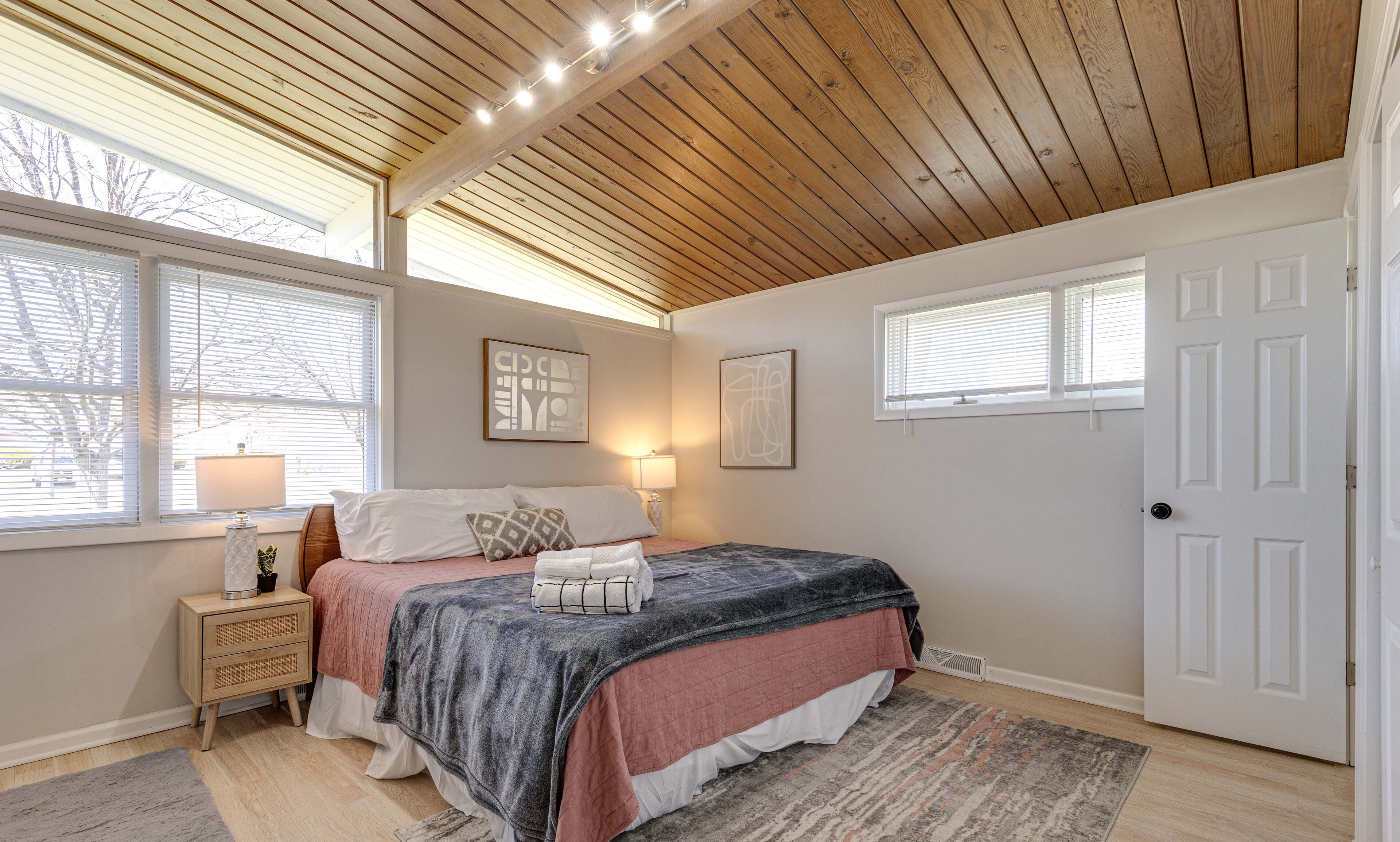 4 makuuhuonetta, silitysrauta/-lauta, vauvan matkasänky, ilmainen Wi-Fi