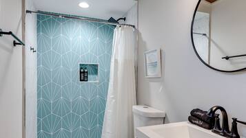 Een douche, een haardroger, handdoeken, zeep