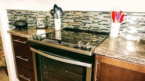 Fridge, microwave, oven, stovetop - Spacious main floor 2.5 bdrm suite Kingston UpScale Area Gated Garden Patio (Kingston)