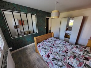 3 quartos, ferros/tábuas de passar roupa, Wi-Fi, roupa de cama