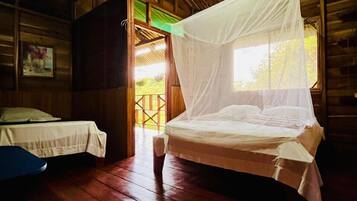 Standaard kamer, 1 twee- of 2 eenpersoonsbedden, balkon, uitzicht op bergen | Een bureau, een laptopwerkplek