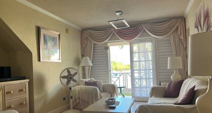 Charming 2-bedroom apartment in gated community