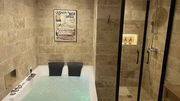 Bañera de hidromasaje, secador de pelo, toallas y jabón