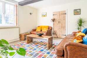 TV, fireplace - 5 Mill Cottage, Yoxford (Yoxford)