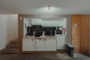 Kühlschrank, Mikrowelle, Herdplatte, Wasserkocher mit Kaffee-/Teezubehör