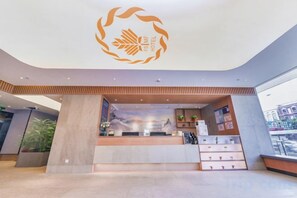 A hotel reception area with a modern design, a reception desk, and a logo on the ceiling. - Four Seasons Fenglin Smart Hotel Shanghai (Shanghai Fudan University Subway Station) (Shanghai)