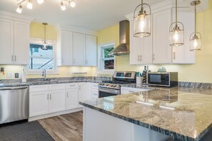 Kylskåp, mikrovågsugn, ugn och spishäll