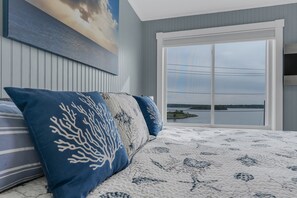 3 bedrooms, iron/ironing board, travel cot, free WiFi - Boutique Luxury Waterfront w/Pool & Sunset Views-Sakonnet Sunset Manor, Tiverton (Tiverton)