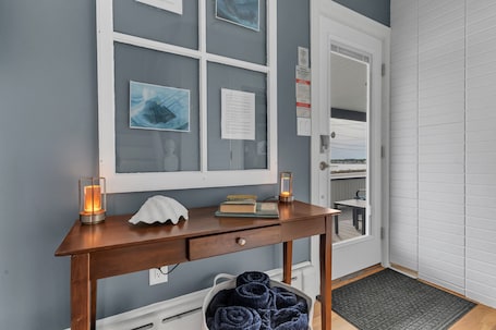 Interior. Boutique Luxury Waterfront w/Pool & Sunset Views-Sakonnet Sunset Manor, Tiverton